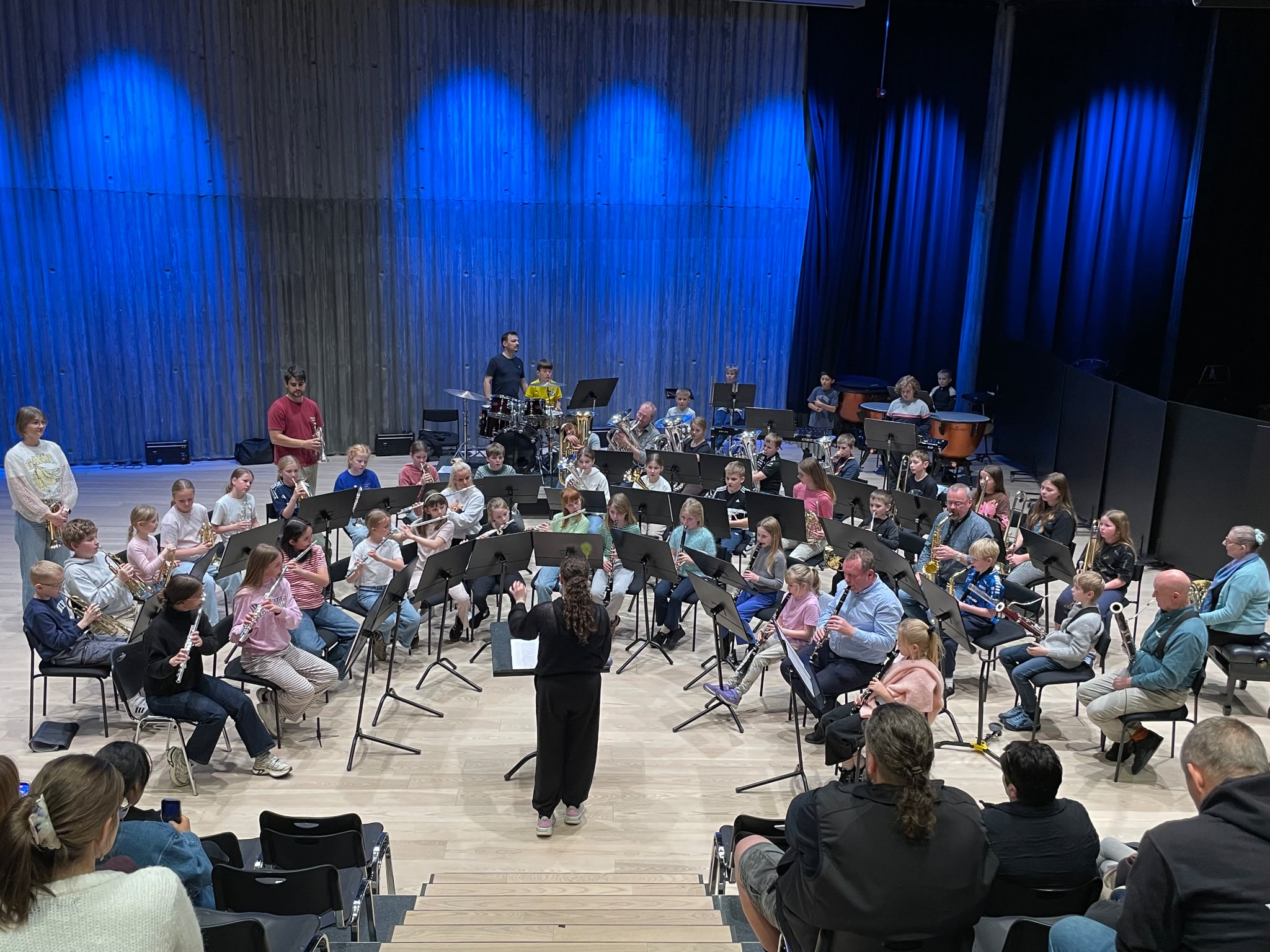 Næmingar og lærarar úr trimum musikkskúlum spæla saman í Hátúni.